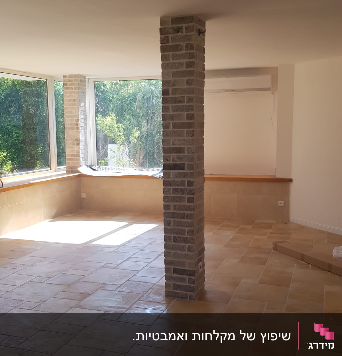 חדר עם רצפת אריחים ועמוד לבנים במרכז